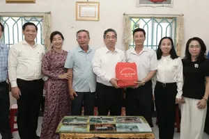 Ho Chi Minh City leaders visit revolutionary contributors