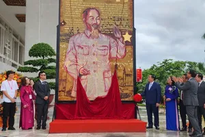 Large-sized lacquer paintings debut at exhibition in celebration of National Day