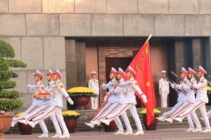 Flag-hoisting ceremony marks 80th anniversary of August Revolution victory
