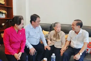 HCMC leaders visit Heroic Vietnamese Mothers, veteran revolutionaries