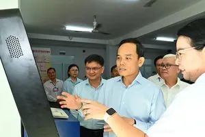 HCMC Party Chief tours Di An Ward Public Administrative Service Center