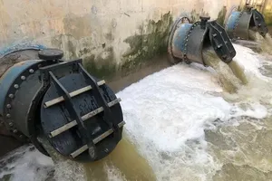 All water drainage pumping stations across Hanoi operate at full capacity