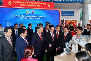 General Secretary To Lam tours exhibition at HCMC Party Congress