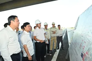 HCMC People’s Council Chairperson surveys key transport projects