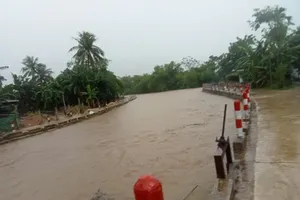 Torrential rain triggers localized waterlogging, landslide in Hue, Quang Tri