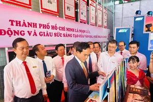 126,000 books presented to Ho Chi Minh City Cadre Academy