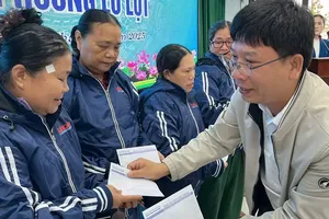 SGGP Newspaper delivers emergency aid to flood victims in Hue City