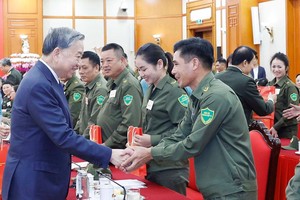 Party chief meets with outstanding individuals joining grassroots security