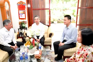 Ho Chi Minh City leaders visit exemplary educators