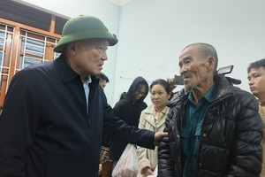 Standing Deputy PM visits flood-affected residents in Dak Lak