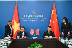 Vietnam, China sign export protocol, discuss ways to increase trade