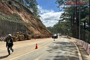 Temporary traffic reopened on Prenn Pass, Lam Dong Province 
