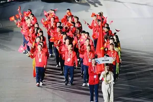 Vietnamese sports delegation marching in 33rd SEA Games opening ceremony