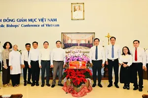 HCMC leaders extend Christmas greetings to organizations, individuals