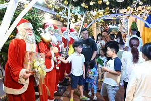 Ho Chi Minh City residents enjoy warm and joyful Christmas
