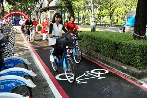 Bike lane on Mai Chi Tho Street, HCMC put into operation