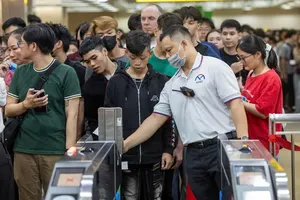 Record holiday crowds hit Metro Line No. 1 on New Year holiday