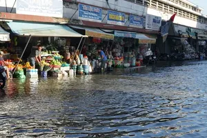Saigon River tides rise above alert level 3, causing localized flooding