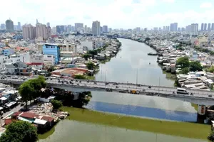 HCMC to strictly handle illegal construction encroaching on canals