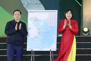 SGGP presents Vietnam maps to Cao Bang for President Ho Chi Minh commemoration