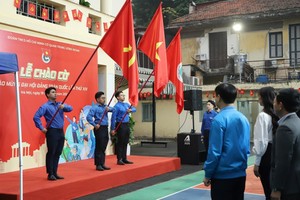 Vietnamese youth support 14th Party Congress with nationwide flag raising