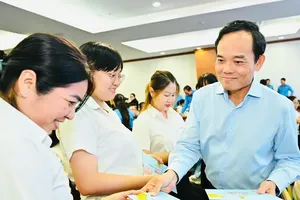 HCMC Party Secretary presents Tet gifts to disadvantaged workers