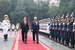 Vietnamese State President chairs official welcome ceremony for EC President