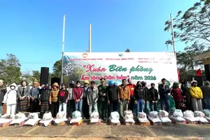 Tet atmosphere reaches early to those recovering from disaster