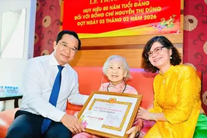 HCMC Chairman awards 80-year Party membership badge to veteran Party member