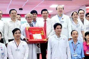 HCMC leaders visit, extend Tet greetings to medical staff at several hospitals
