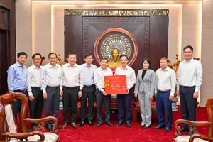 Leaders of Dong Thap Party Committee pay pre-Tet visit to HCMC Party Committee