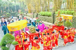 HCMC leaders offer banh tet to Hung Kings