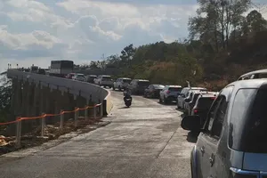 Major traffic gridlock reported on National Highway 28B in Lam Dong Province