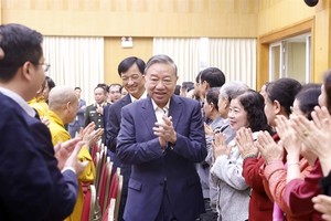 Party leader highlights action programs in pre-election meeting with voters