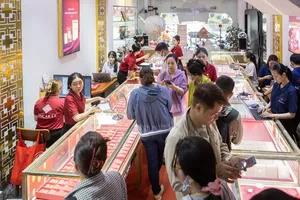 Domestic gold falls, silver gains strongly on God of Wealth Day