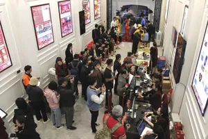 Domestic gold falls, silver gains strongly on God of Wealth Day