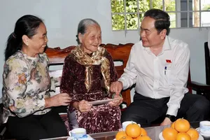 National Assembly Chairman visits Heroic Vietnamese Mother Nguyen Thi Hanh