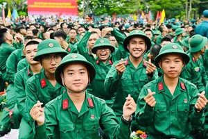 NA Chairman, HCMC Party Secretary attend army enlistment camp