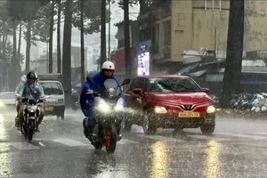 Unseasonal rains ease in South, humid conditions return in North