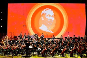 Party chief attends chamber symphony concert in Hanoi