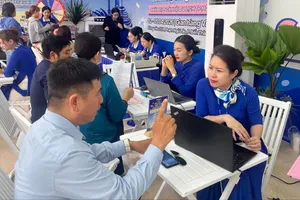 Visitors flock to HCMC Tourism Festival for holiday tours, discounts