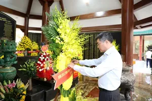 PM Le Minh Hung pays tribute at Dong Loc T-Junction Historical Site