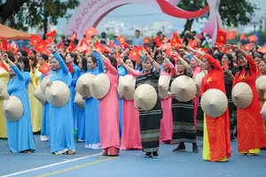 Over 1,000 people join Ao dai parade