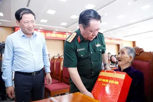 General Nguyen Trong Nghia presents gifts to policy beneficiaries in Gia Lai