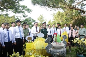 Top leader pays tribute to General Vo Nguyen Giap, martyrs in Quang Tri