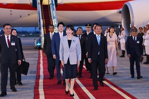 Japanese PM arrives in Hanoi, beginning official visit to Vietnam
