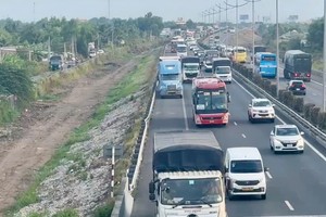 Traffic surges as holidaymakers return to cities
