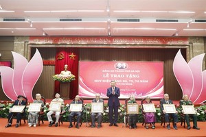 Party, State leader presents Party membership badges to veteran members