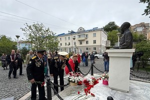 Flower tribute ceremony honours President Ho Chi Minh in Russia