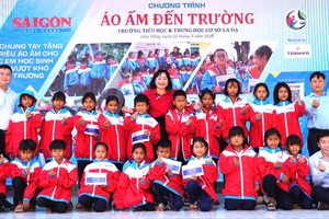 SGGP delivers warm jackets, scholarships to disadvantaged students in Lam Dong